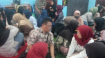 Warga RW 06 Kelurahan Gumuruh Berbondong-bondong Daftar IKD, Lurah dan Ketua RW Turun Langsung Pantau Pelayanan
