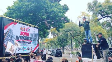 Ketua Umum AKPERSI Pimpin Orasi di Depan Polres Bogor